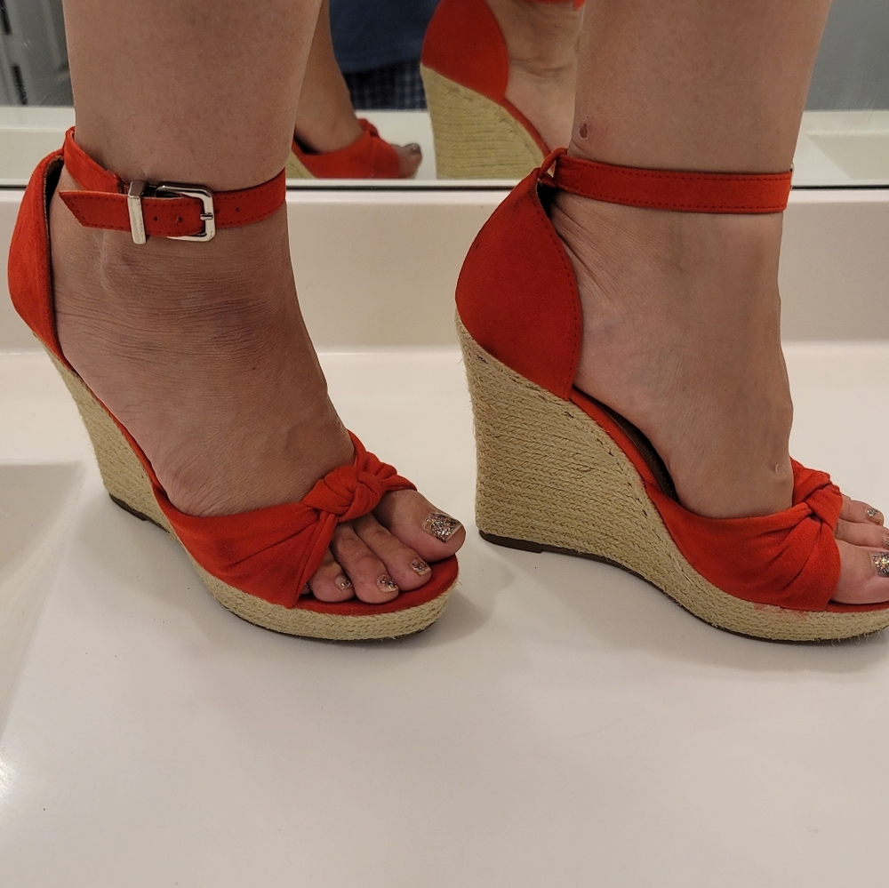 Express, red, size 8, wedges